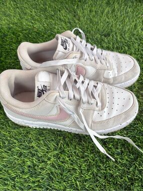 Nike eir force 1 Women's Low-Top Sneakers in Pink and White